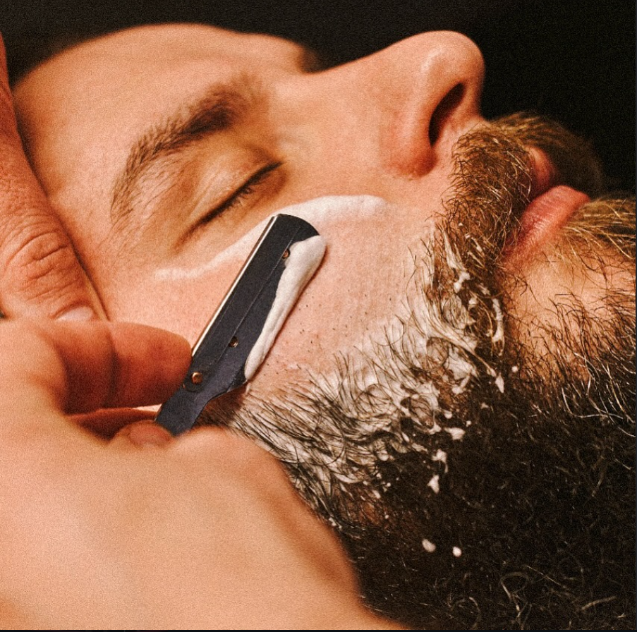 Barba sendo realizado na Veteran Barbearia