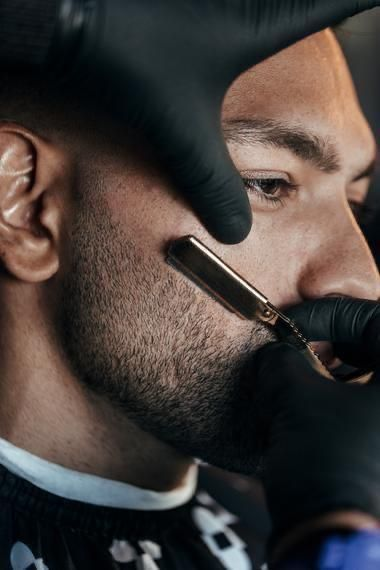 Barba express sendo realizado na Veteran Barbearia