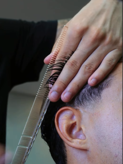 Cortes de Cabelo sendo realizado na Veteran Barbearia
