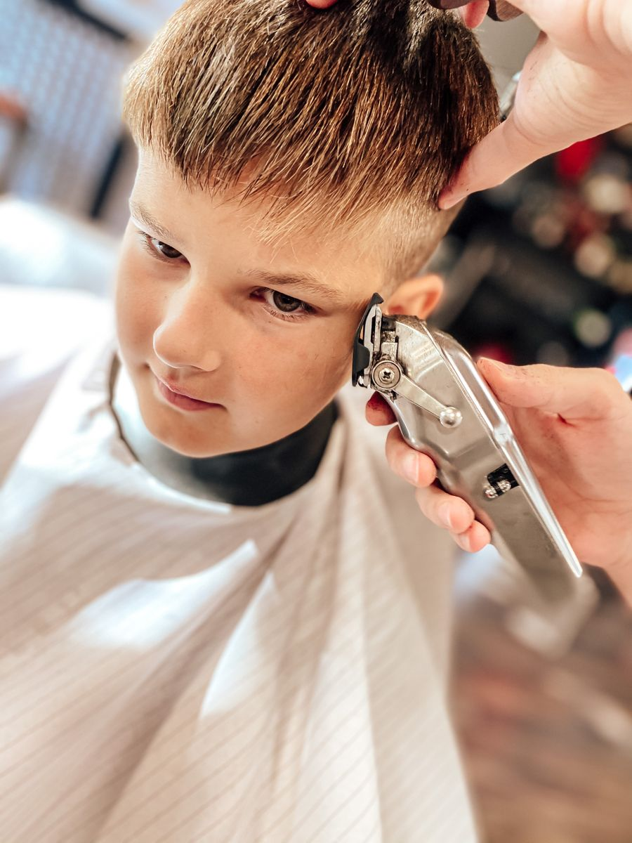 Corte Infantil sendo realizado na Veteran Barbearia
