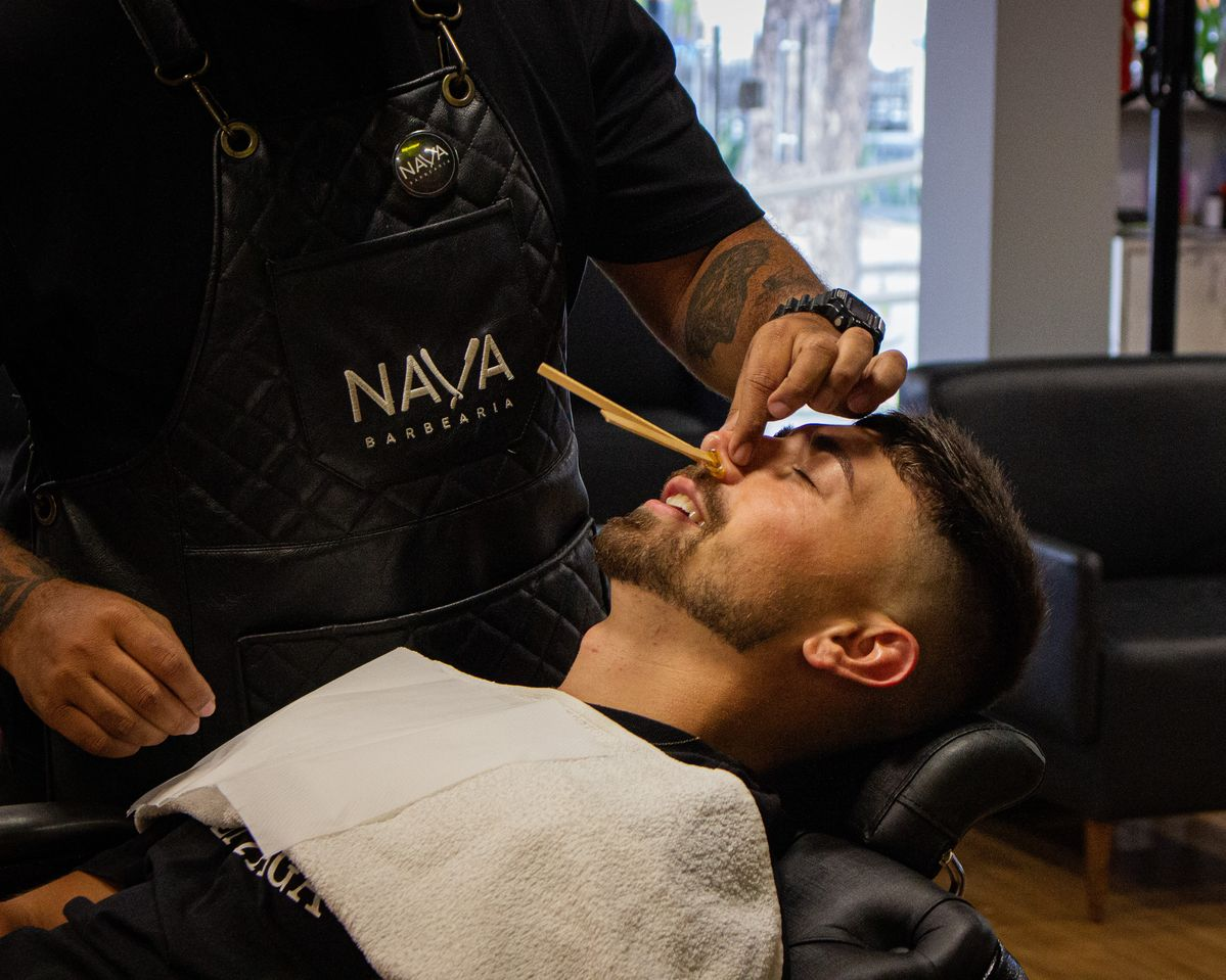 Depilação de nariz sendo realizado na Veteran Barbearia