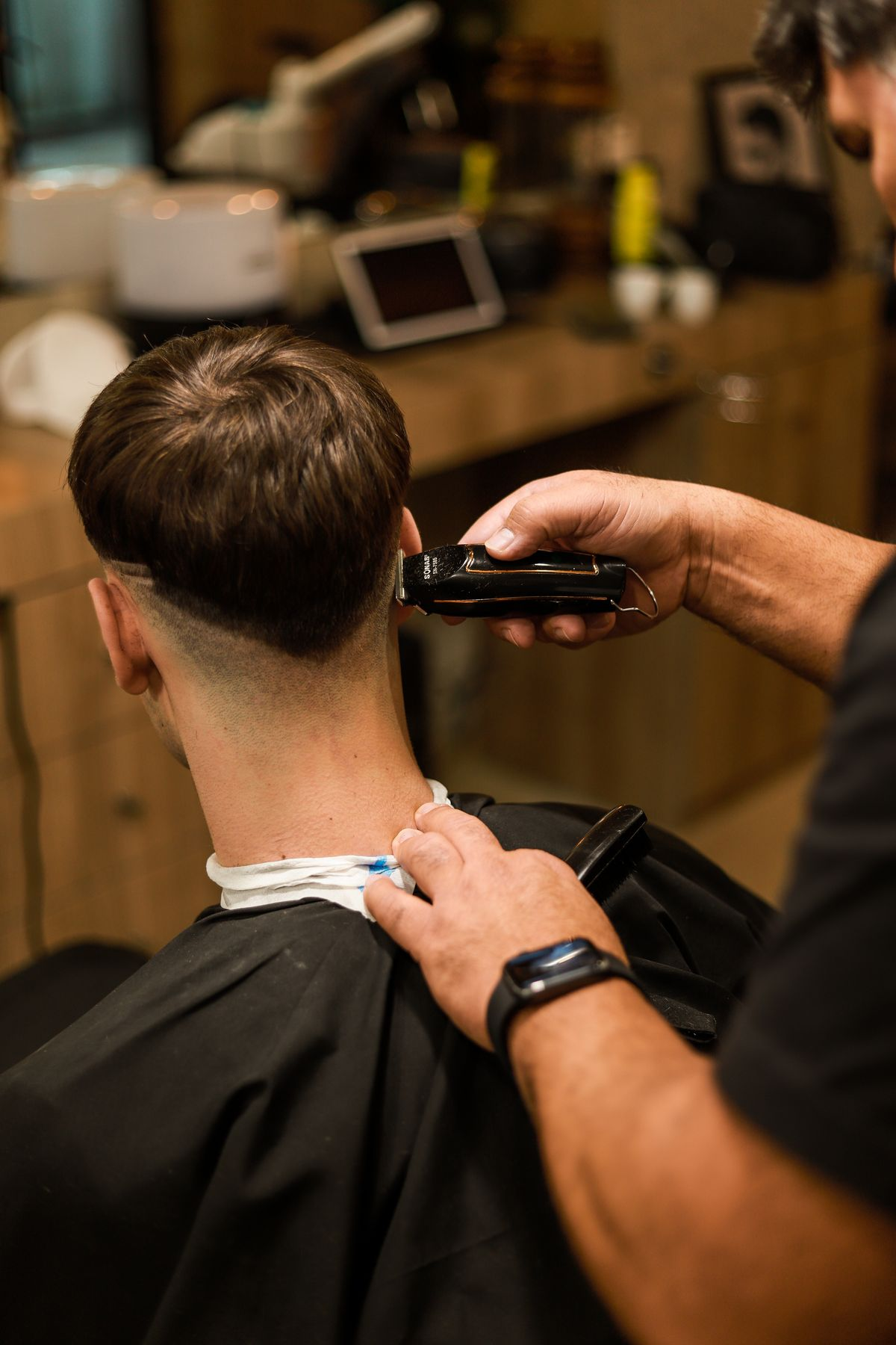 Pezinho do cabelo sendo realizado na Veteran Barbearia